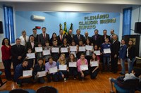 Sessão Solene pra entrega de certificados aos alunos do Projeto Estudantil.  “Vereador Por Um Dia”