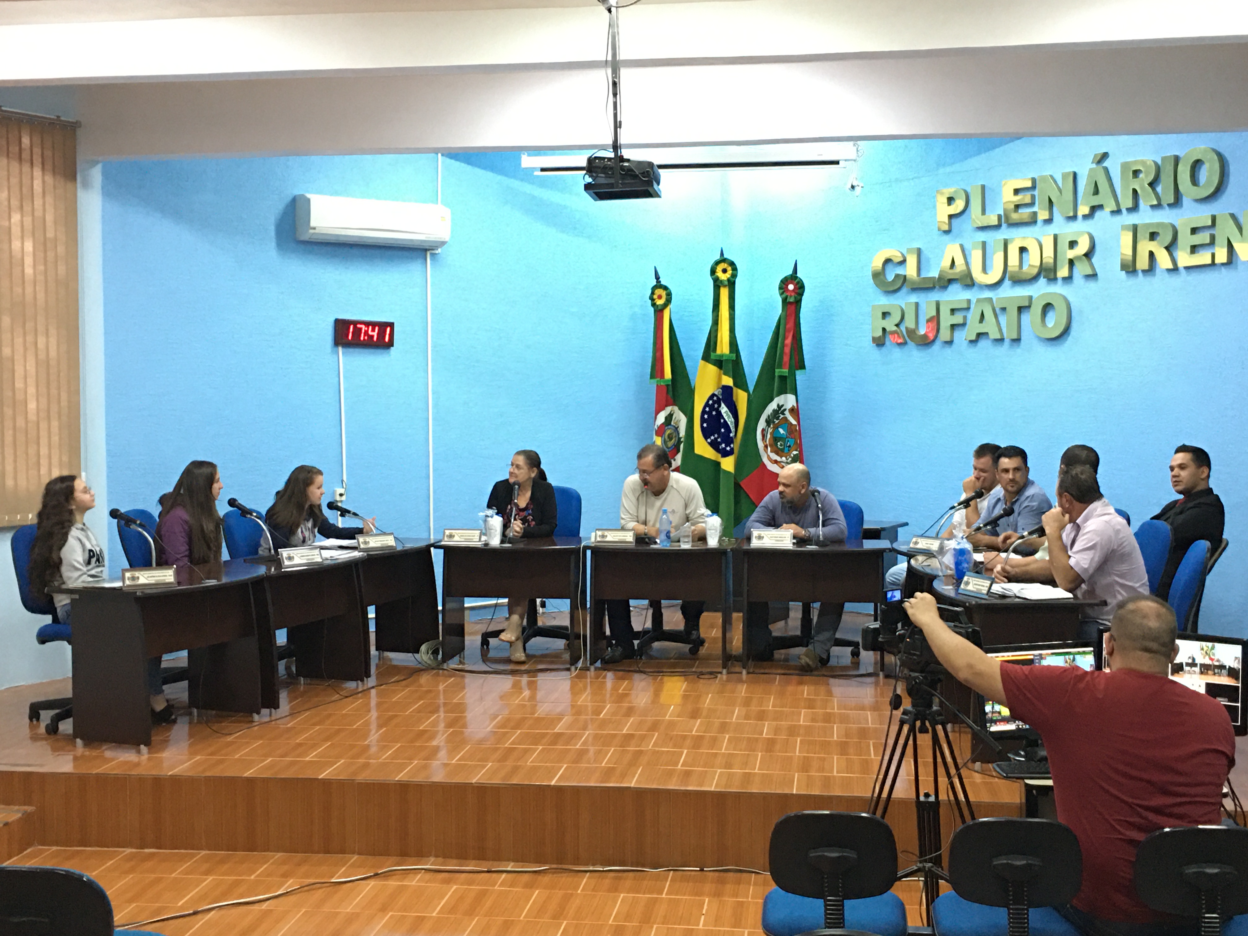 Alunas do 1º ano da E.E.E.M. Dr. Abelardo José Nácul participam de Sessão para apresentar projeto que ajudará pessoas carentes do Município.