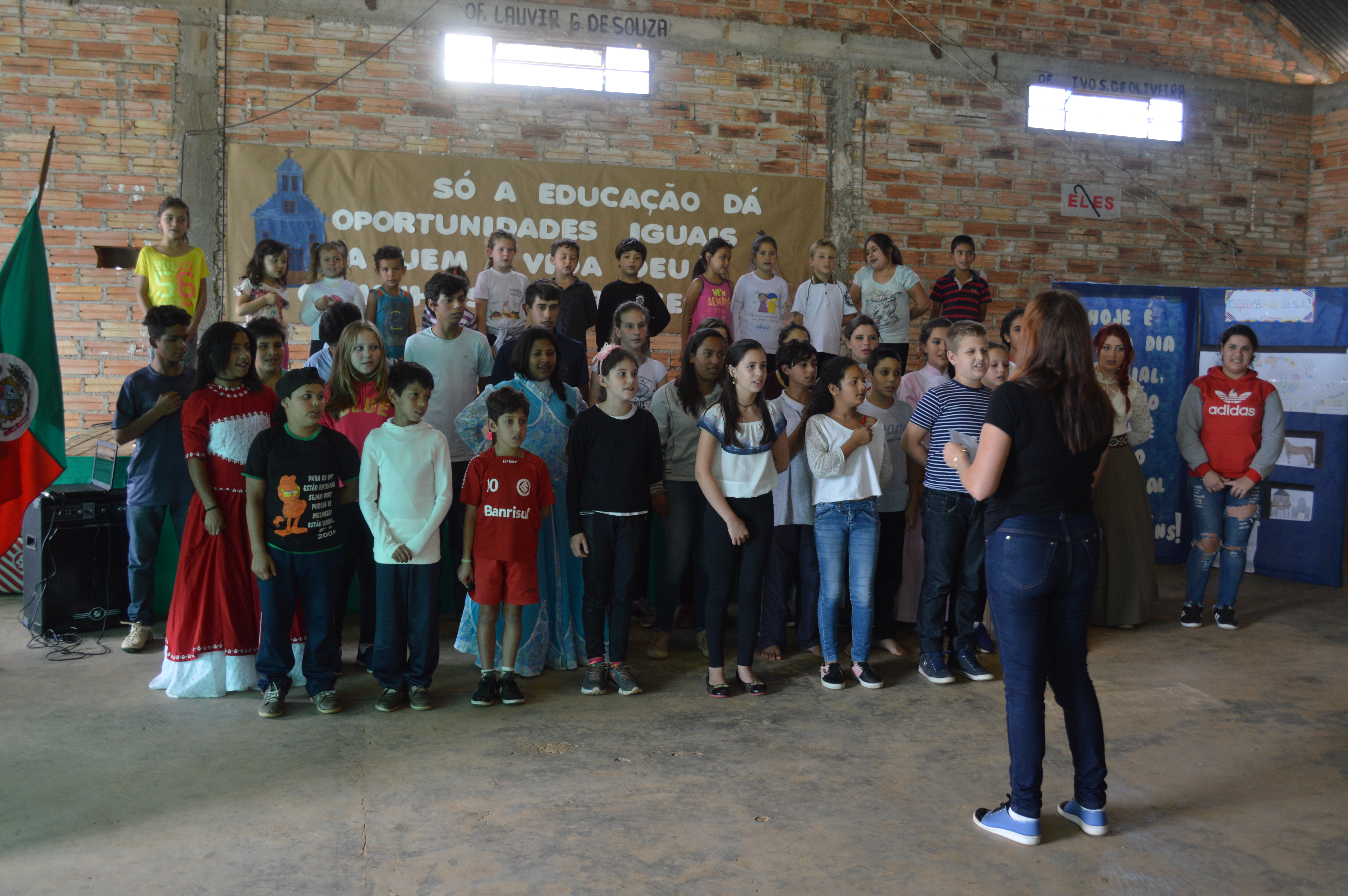 Alunos cantam e encantam no Distrito de Barretos